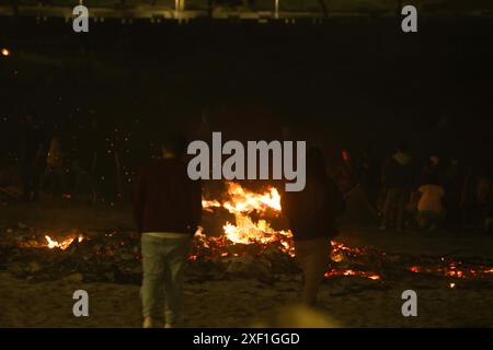 Feux de joie de Saint Jean en Corogne, Galice, fête d'intérêt touristique international le 24,2024 juin à la Coruña , Espagne Banque D'Images