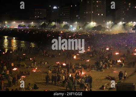 Feux de joie de Saint Jean en Corogne, Galice, fête d'intérêt touristique international le 24,2024 juin à la Coruña , Espagne Banque D'Images