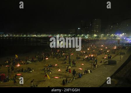 Feux de joie de Saint Jean en Corogne, Galice, fête d'intérêt touristique international le 24,2024 juin à la Coruña , Espagne Banque D'Images