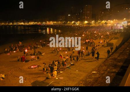 Feux de joie de Saint Jean en Corogne, Galice, fête d'intérêt touristique international le 24,2024 juin à la Coruña , Espagne Banque D'Images