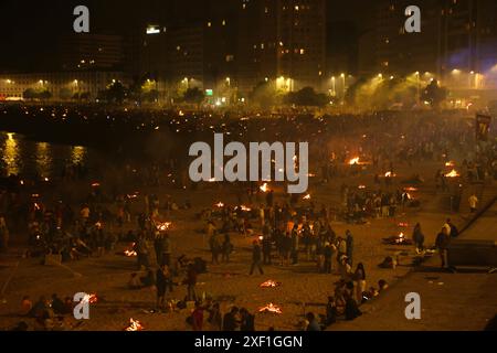 Feux de joie de Saint Jean en Corogne, Galice, fête d'intérêt touristique international le 24,2024 juin à la Coruña , Espagne Banque D'Images