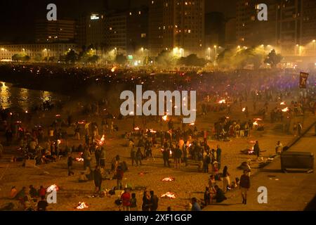 Feux de joie de Saint Jean en Corogne, Galice, fête d'intérêt touristique international le 24,2024 juin à la Coruña , Espagne Banque D'Images