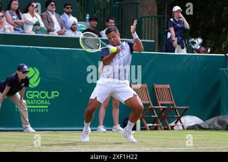 Jay Clarke en action contre Anirudh Chandrasekar et Petros Tsitsipas lors du tournoi de tennis Boodles à Stoke Park, Stoke Poges, Surrey, Angleterre le samedi 29 juin 2024. (Photo : Jon Bromley | mi News) crédit : MI News & Sport /Alamy Live News Banque D'Images