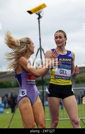 Manchester, Royaume-Uni. 30 juin 2024. Phoebe GILL de St Albans AC est félicitée par Jemma REEKIE après avoir remporté le 800m féminin au UK Athletics Championship à Manchester crédit : Mark Easton/Alamy Live News Banque D'Images