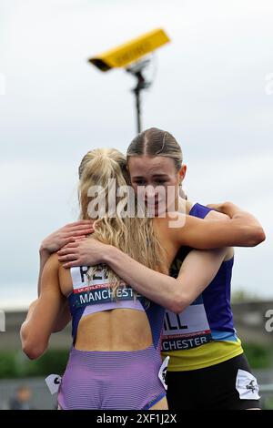 Manchester, Royaume-Uni. 30 juin 2024. Phoebe GILL de St Albans AC est félicitée par Jemma REEKIE après avoir remporté le 800m féminin au UK Athletics Championship à Manchester crédit : Mark Easton/Alamy Live News Banque D'Images