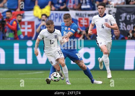 Gelsenkirchen, Allemagne. 30 juin 2024. Declan Rice, de l'Angleterre, regarde Juraj Kucka, de Slovaquie, affronter Kieran Trippier, de l'Angleterre, lors de la manche 16 des Championnats d'Europe de l'UEFA à l'Arena Aufschalke, Gelsenkirchen. Le crédit photo devrait se lire : Jonathan Moscrop/Sportimage crédit : Sportimage Ltd/Alamy Live News Banque D'Images