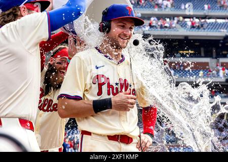 Philadelphie, États-Unis. 30 juin 2024. L'arrêt court des Philadelphia Phillies Trea Turner est arrosé d'eau par Brandon Marsh et Bryson Stott après que les Phillies ont battu les Marlins de Miami 7-6 dans un match de baseball à Philadelphie le dimanche 30 juin 2024. Photo de Laurence Kesterson/UPI crédit : UPI/Alamy Live News Banque D'Images