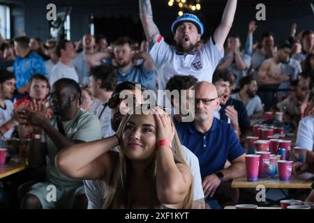 Londres, Royaume-Uni, 30 juin 2024. Les fans d'Angleterre regardent une projection du match Angleterre - Slovaquie au 4theFans Dalston. Les fans sur le site situé au Dalston Roofpark dans l'est de Londres, ont connu les hauts et les bas du match, se terminant par l'équipe d'Angleterre gagnant 2-1, scellant leur place dans le match quart de finale samedi. Crédit : onzième heure photographie/Alamy Live News Banque D'Images