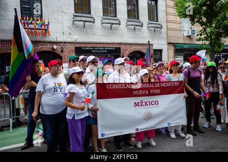 New York, NY, États-Unis. 30 juin 2024. La Pride March de New York a rempli la Cinquième Avenue de marcheurs et de spectateurs, dont beaucoup en costume, célébrant la communauté LGBTQ. Un contingent du Consulat général du Mexique pose devant le Stonewall Inn. Crédit : Ed Lefkowicz/Alamy Live News Banque D'Images