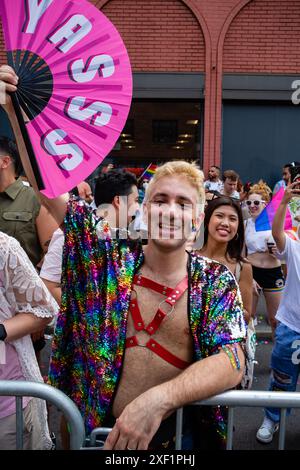 New York, NY, États-Unis. 30 juin 2024. La Pride March de New York a rempli la Cinquième Avenue de marcheurs et de spectateurs, dont beaucoup en costume, célébrant la communauté LGBTQ. Crédit : Ed Lefkowicz/Alamy Live News Banque D'Images