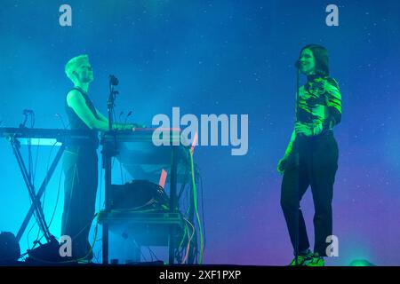 Glastonbury, Somerset, Royaume-Uni, 30 juin 2024, Romy, auteur-compositeur-interprète anglais et ancien membre du groupe The XX jouant sur scène au Glastonbury Festival 30 juin 2024 crédit : Dawn Fletcher-Park/Alamy Live News Banque D'Images