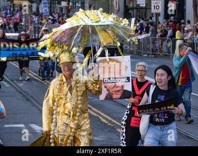 San Francisco, États-Unis. 30 juin 2024. Les participants marchent jusqu'à Market Street pendant la parade de la fierté de San Francisco à San Fraciscoon le dimanche 30 juin 2024. Des dizaines de milliers de personnes se sont présentées à l'événement annuel. Photo de Terry Schmitt/UPI crédit : UPI/Alamy Live News Banque D'Images