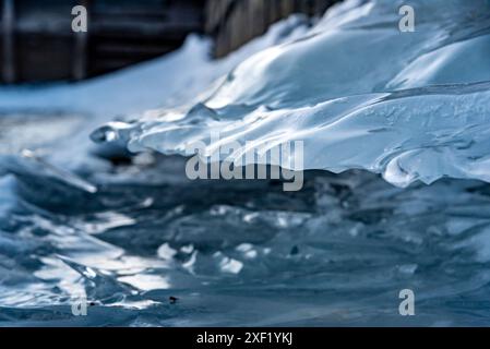 Vue imprenable sur le coucher du soleil depuis un lac gelé en hiver pris en Colombie-Britannique, Canada avec des formations de glace uniques pour l'arrière-plan, vue de bureau. Banque D'Images