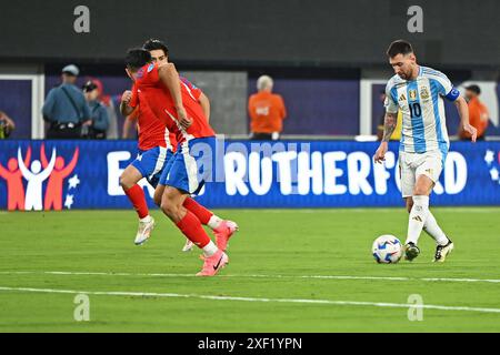 25 juin 2024 : Hard Rock Stadium, Miami, Floride, États-Unis ; tournoi international de football Copa America, Chili contre Argentine : Lionel Messi d'Argentine affronte Suazo du Chili Banque D'Images
