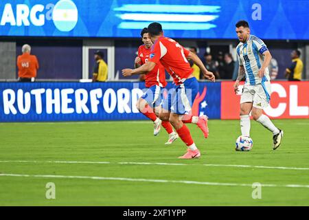 25 juin 2024 : Hard Rock Stadium, Miami, Floride, États-Unis ; tournoi international de football Copa America, Chili contre Argentine : Lionel Messi d'Argentine affronte Suazo du Chili Banque D'Images