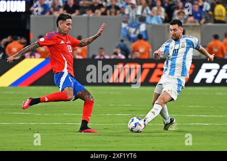 25 juin 2024 : Hard Rock Stadium, Miami, Floride, États-Unis ; tournoi international de football Copa America, Chili contre Argentine : Erick Pulgar du Chili défie Lionel Messi de l'Argentine Banque D'Images