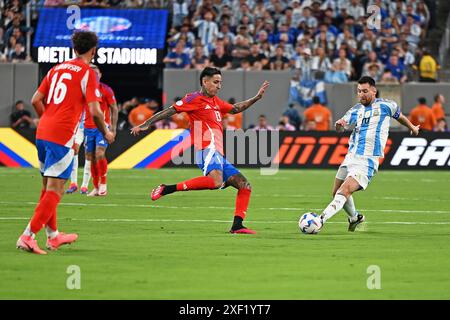 25 juin 2024 : Hard Rock Stadium, Miami, Floride, États-Unis ; tournoi international de football Copa America, Chili contre Argentine : Erick Pulgar du Chili défie Lionel Messi de l'Argentine Banque D'Images