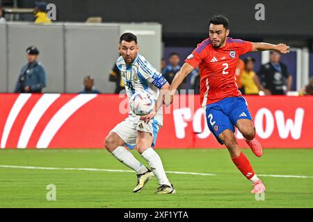25 juin 2024 : Hard Rock Stadium, Miami, Floride, États-Unis ; tournoi international de football Copa America, Chili contre Argentine : Gabriel Suazo du Chili défie Lionel Messi de l'Argentine Banque D'Images