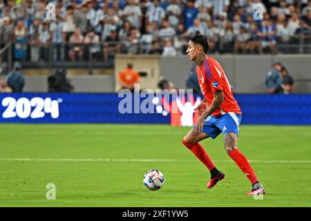 25 juin 2024 : Hard Rock Stadium, Miami, Floride, États-Unis ; tournoi de football Copa America International, Chili contre Argentine : Erick Pulgar du Chili s'avance sur le ballon Banque D'Images