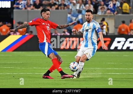 25 juin 2024 : Hard Rock Stadium, Miami, Floride, États-Unis ; tournoi international de football Copa America, Chili contre Argentine : Erick Pulgar du Chili défie Lionel Messi de l'Argentine Banque D'Images