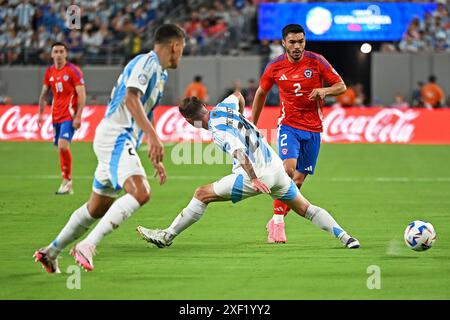 25 juin 2024 : Hard Rock Stadium, Miami, Floride, États-Unis ; tournoi international de football Copa America, Chili contre Argentine : Gabriel Suazo du Chili défie Alexis Mac Allister de l'Argentine Banque D'Images