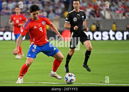 25 juin 2024 : Hard Rock Stadium, Miami, Floride, États-Unis ; tournoi de football Copa America International, Chili contre Argentine : VíCtor Dávila du Chili sur le ballon Banque D'Images