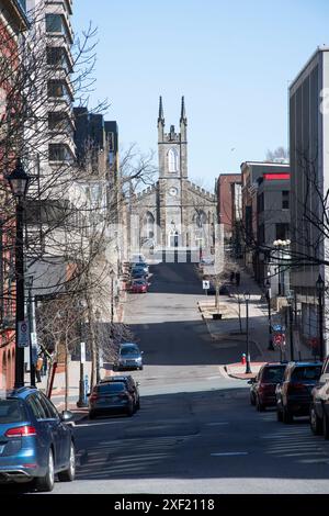 En regardant vers le nord sur la rue Germain jusqu'à l'église anglicane en pierre de John dans le centre-ville de Saint John, Nouveau-Brunswick, Canada Banque D'Images