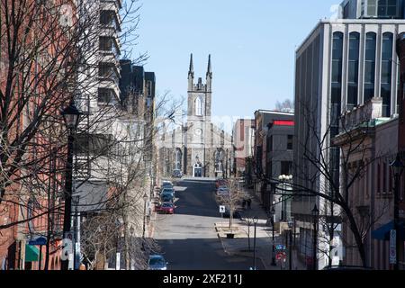 En regardant vers le nord sur la rue Germain jusqu'à l'église anglicane en pierre de John dans le centre-ville de Saint John, Nouveau-Brunswick, Canada Banque D'Images