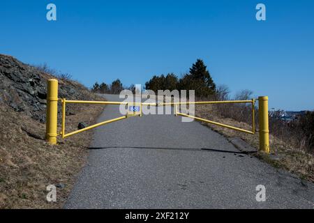 Porte jaune sur la route menant au château d'eau à Saint John, Nouveau-Brunswick, Canada Banque D'Images