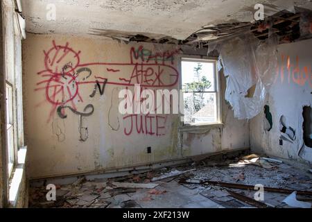 Salon à l'intérieur de la maison abandonnée et délabrée sur Red Head Road à Saint John, Nouveau-Brunswick, Canada Banque D'Images