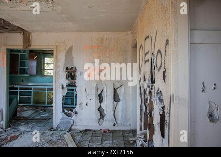 Salon à l'intérieur de la maison abandonnée et délabrée sur Red Head Road à Saint John, Nouveau-Brunswick, Canada Banque D'Images