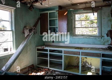 Cuisine à l'intérieur de la maison abandonnée délabrée sur le chemin Red Head à Saint John, Nouveau-Brunswick, Canada Banque D'Images