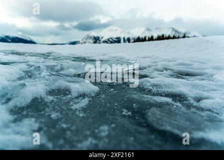 Superbes scènes hivernales dans la petite ville d'Atlin, dans le nord de la Colombie-Britannique pendant l'hiver avec un lac gelé et d'énormes montagnes enneigées. Banque D'Images