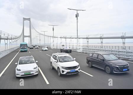 Shenzhen, China.30th juin 2024.Vehicles conduisent sur le pont de Shenzhong de la liaison Shenzhen-Zhongshan le 30 juin 2024 à Shenzhen, province du Guangdong de Chine. Le Shenzhen-Zhongshan Link, un méga passage maritime dans le sud de la Chine qui comprend deux ponts, deux îles artificielles et un tunnel sous-marin, a ouvert à la circulation à 15 heures le 30 juin. (Photo de Chen Jimin/China News Service)crédit : China News Service/Alamy Live News Banque D'Images