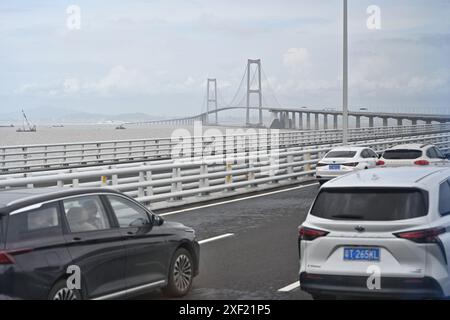 Shenzhen, China.30th juin 2024.Vehicles conduisent sur le pont de Shenzhong de la liaison Shenzhen-Zhongshan le 30 juin 2024 à Shenzhen, province du Guangdong de Chine. Le Shenzhen-Zhongshan Link, un méga passage maritime dans le sud de la Chine qui comprend deux ponts, deux îles artificielles et un tunnel sous-marin, a ouvert à la circulation à 15 heures le 30 juin. (Photo de Chen Jimin/China News Service)crédit : China News Service/Alamy Live News Banque D'Images
