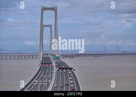 Zhongshan, China.30th juin 2024.Vehicles conduisent sur le pont de Shenzhong de la liaison Shenzhen-Zhongshan le 30 juin 2024 à Shenzhen, province du Guangdong de Chine. Le Shenzhen-Zhongshan Link, un méga passage maritime dans le sud de la Chine qui comprend deux ponts, deux îles artificielles et un tunnel sous-marin, a ouvert à la circulation à 15 heures le 30 juin. (Photo de Zhou Jin/China News Service)crédit : China News Service/Alamy Live News Banque D'Images