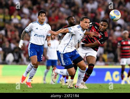 Rio de Janeiro, Brésil. 30 juin 2024. Action lors du match de football Campeonato Brasileiro opposant Flamengo contre Cruzeiro au stade Maracanã de Rio de Janeiro, BrLloran (Andre Ricardo/Sports Press photo/SPP) crédit : SPP Sport Press photo. /Alamy Live News Banque D'Images