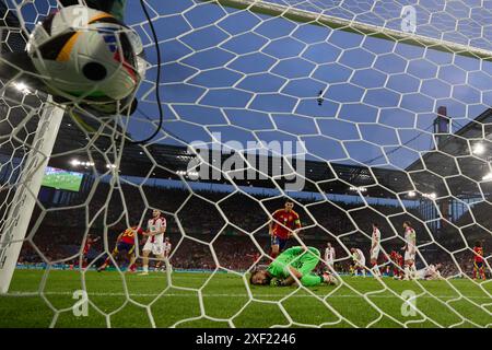 Cologne. 30 juin 2024. Le gardien de but géorgien Giorgi Mamardashvili (avant) regarde le ballon après que l'Espagnol Rodri ait marqué lors de la manche 16 de l'UEFA Euro 2024 entre l'Espagne et la Géorgie à Cologne, en Allemagne, le 30 juin 2024. Crédit : Meng Dingbo/Xinhua/Alamy Live News Banque D'Images