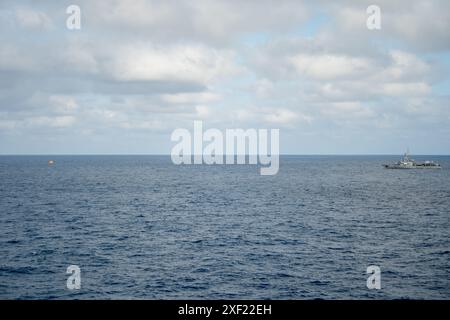 La corvette de la marine équatorienne BAE Manabi (cm 12) dirige le feu vers une cible flottante dans le cadre d’un exercice bilatéral de tir réel avec les destroyers à missiles guidés de classe Arleigh Burke USS porter (DDG 78) et USS Sampson (DDG 102) dans l’océan Pacifique, le 27 juin 2024. Porter est déployé dans le cadre de Southern Seas 2024, qui vise à améliorer la capacité, à améliorer l'interopérabilité et à renforcer les partenariats maritimes avec les pays de la zone de responsabilité du Commandement Sud des États-Unis grâce à des échanges et à une coopération conjoints, multinationaux et interagences. (Photo de l'US Navy par Mass communication Specialis Banque D'Images