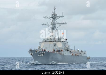 Le destroyer de missiles guidés de classe Arleigh Burke USS Sampson (DDG 102) se prépare à recevoir une reconstitution en mer dans l'océan Pacifique, le 28 juin 2024. Porter est déployé dans le cadre de Southern Seas 2024, qui vise à améliorer la capacité, à améliorer l'interopérabilité et à renforcer les partenariats maritimes avec les pays de la zone de responsabilité du Commandement Sud des États-Unis grâce à des échanges et à une coopération conjoints, multinationaux et interagences. (Photo de l'US Navy par David C. fines, spécialiste des communications de masse, 2e classe) Banque D'Images