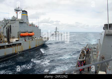 Les destroyers à missiles guidés de classe Arleigh Burke USS porter (DDG 78) et USS Sampson (DDG 102) se préparent à effectuer un réapprovisionnement en mer avec le pétrolier de classe Henry J. Kaiser USNS John Lenthall (T-AO 189) dans l'océan Pacifique, le 28 juin 2024. Porter est déployé dans le cadre de Southern Seas 2024, qui vise à améliorer la capacité, à améliorer l'interopérabilité et à renforcer les partenariats maritimes avec les pays de la zone de responsabilité du Commandement Sud des États-Unis grâce à des échanges et à une coopération conjoints, multinationaux et interagences. (Photo de l'US Navy par Mass communication Specialist 2n Banque D'Images