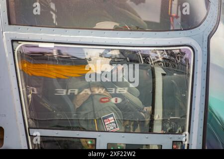 British Royal Navy Lt. Cmdt. Barry Barkey, officier d'échange et pilote du Marine Medium Tiltrotor Squadron 365 (renforcé), 24th Marine Expeditionary Unit (MEU) Special Operations capable (SOC), atterrit un Tiltrotor MV-22B Osprey sur le navire d'assaut amphibie USS Wasp (LHD 1) lors d'opérations de vol de routine en mer Méditerranée, le 28 juin 2024. Le Wasp Amphibious Ready Group-24th MEU (SOC) mène des opérations dans la zone d'opérations des forces navales américaines en Europe pour soutenir des exercices de combat de guerre haut de gamme tout en faisant preuve de vitesse et d'agilité opérant dans une sec dynamique Banque D'Images