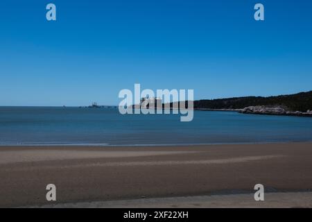 Vue de la baie de Fundy et du canaport Irving Oil depuis Mispec Beach à Saint John, Nouveau-Brunswick, Canada Banque D'Images