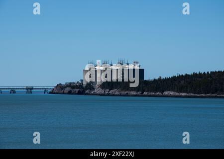 Vue de la baie de Fundy et du canaport Irving Oil depuis Mispec Beach à Saint John, Nouveau-Brunswick, Canada Banque D'Images