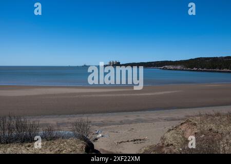 Vue de la baie de Fundy et du canaport Irving Oil depuis Mispec Beach à Saint John, Nouveau-Brunswick, Canada Banque D'Images