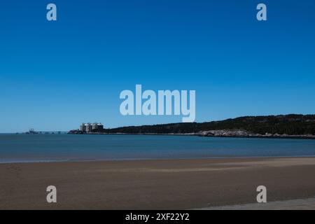 Vue de la baie de Fundy et du canaport Irving Oil depuis Mispec Beach à Saint John, Nouveau-Brunswick, Canada Banque D'Images