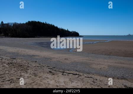 Vue de la baie de Fundy et du canaport Irving Oil depuis Mispec Beach à Saint John, Nouveau-Brunswick, Canada Banque D'Images