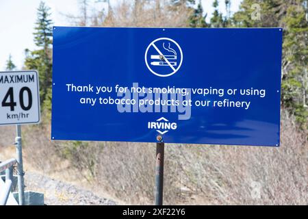 Panneau de vapotage interdit de fumer à l'entrée du terminal de pétrole brut Irving Oil Canaport sur le chemin Red Head à Saint John, Nouveau-Brunswick, Canada Banque D'Images