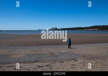 Vue de la baie de Fundy et du canaport Irving Oil depuis Mispec Beach à Saint John, Nouveau-Brunswick, Canada Banque D'Images