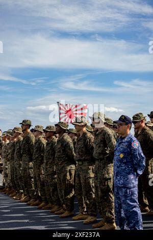 Des militaires américains, des soldats français et des marins japonais sont en formation à bord de la JS Kunisaki (LST 4003) de la Force maritime d'autodéfense japonaise dans le cadre de Marara 24 à Tahiti, Polynésie française, le 3 juin 2024. Marara est un exercice d'entraînement multinational qui améliore l'interopérabilité combinée entre l'armée américaine et le quartier général de la Force opérationnelle interarmées française en Polynésie française. La formation fait progresser les capacités des partenaires à faire face aux imprévus complexes et futurs dans l’ensemble de l’Indo-Pacifique. (Photo du corps des Marines des États-Unis par le sergent Alexandra Munoz) Banque D'Images